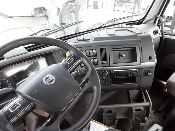 2019 VOLVO VNL64T-300