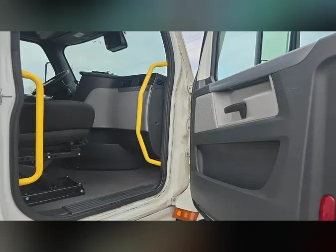 2022 Freightliner Cascadia 126