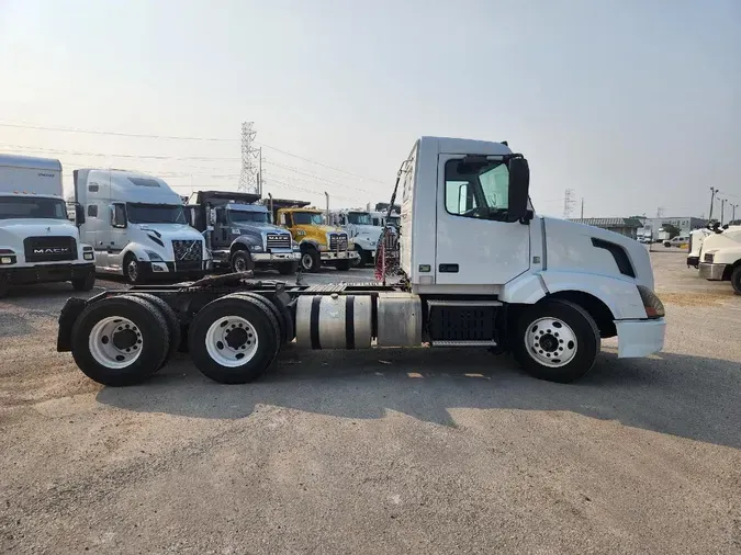 2017 VOLVO VNL64T300