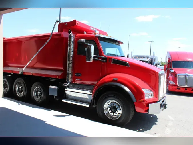 2025 Kenworth T880