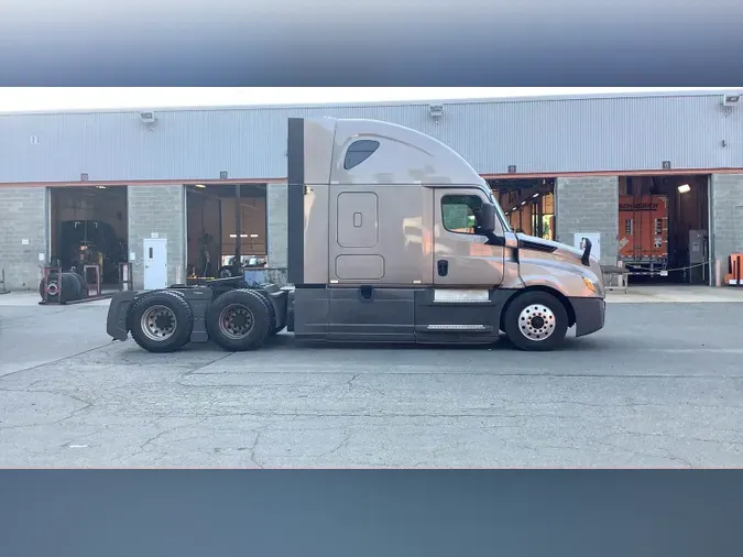 2020 Freightliner Cascadia 126