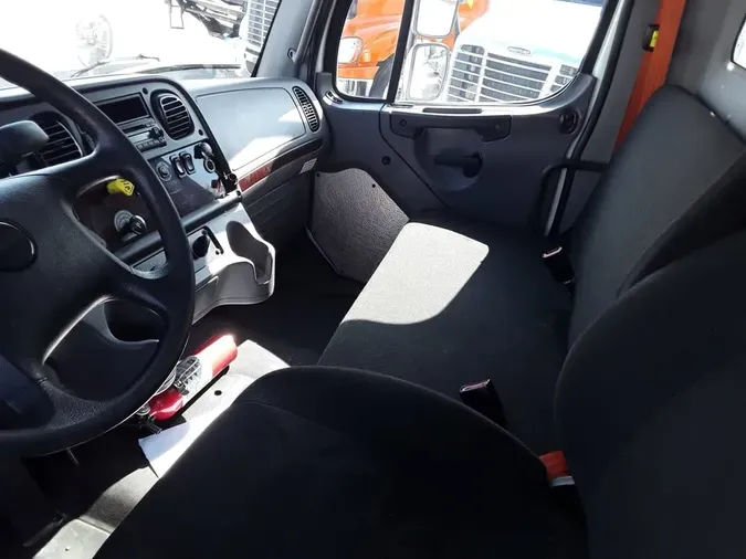 2016 FREIGHTLINER M2 106