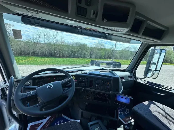 2025 VOLVO VHD84B300