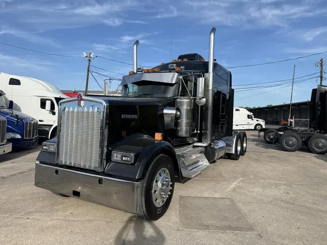 2023 Kenworth W900