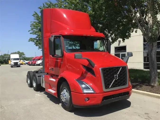 2020 VOLVO VNR300