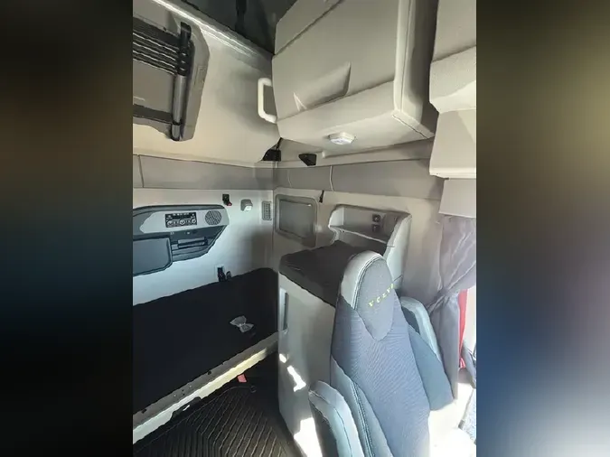 2025 VOLVO VNL64T860