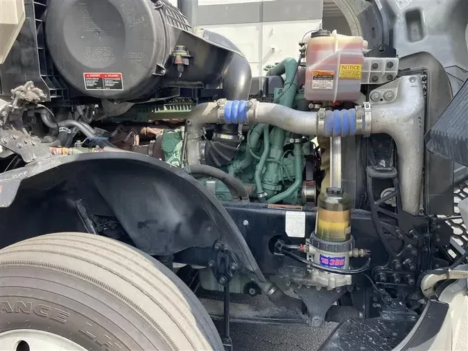 2022 VOLVO VNL760