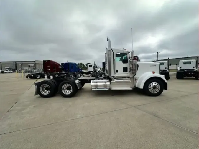 2025 Kenworth W900L