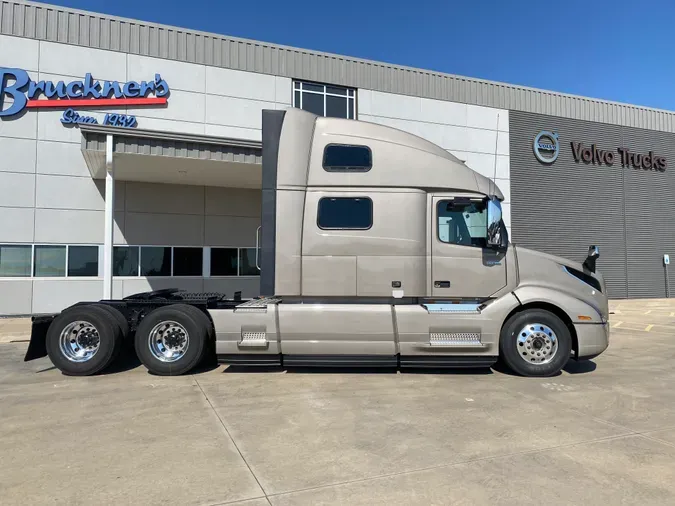 2025 VOLVO VNL64T860