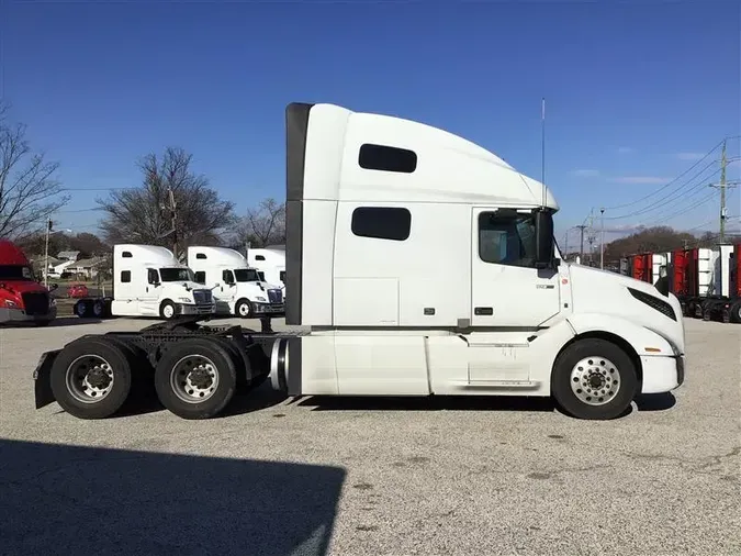 2022 VOLVO VNL760