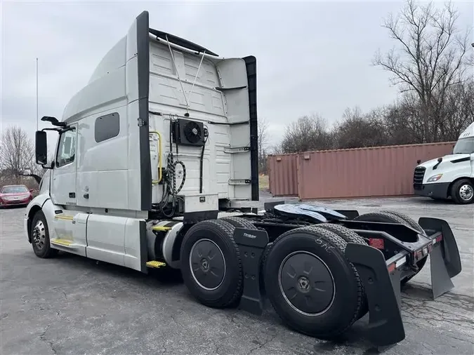 2021 VOLVO VNL740