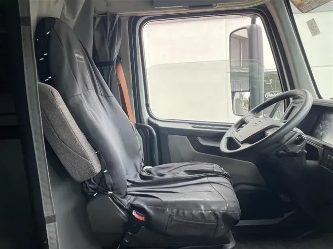 2020 VOLVO VNR640