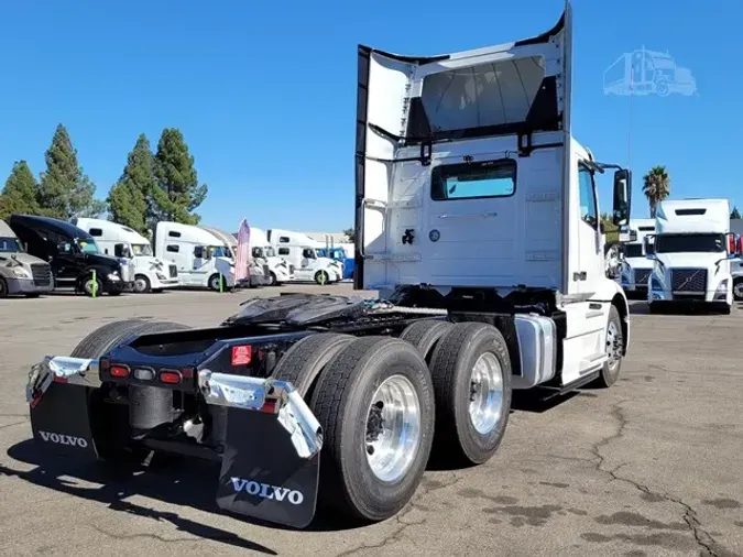 2025 VOLVO VNR64T300