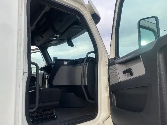 2018 Freightliner T12664ST