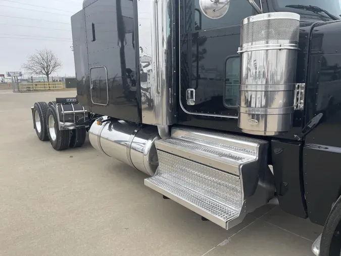 2022 Peterbilt 389