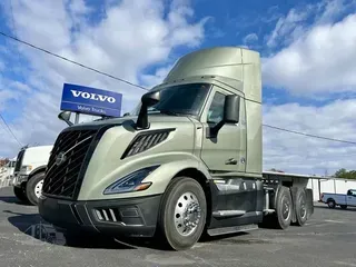 2025 VOLVO VNL64T300