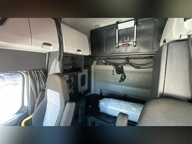 2022 Freightliner Cascadia 126