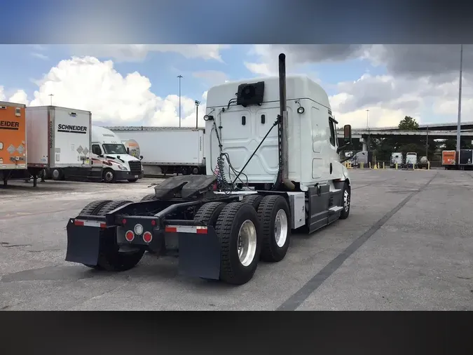 2022 Freightliner Cascadia 12671ecb2105d0c2c13810e40af990bf5b8