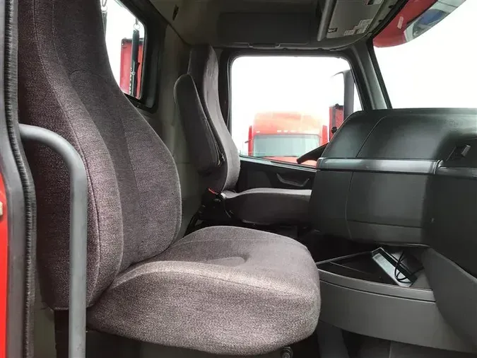 2023 VOLVO VNR300