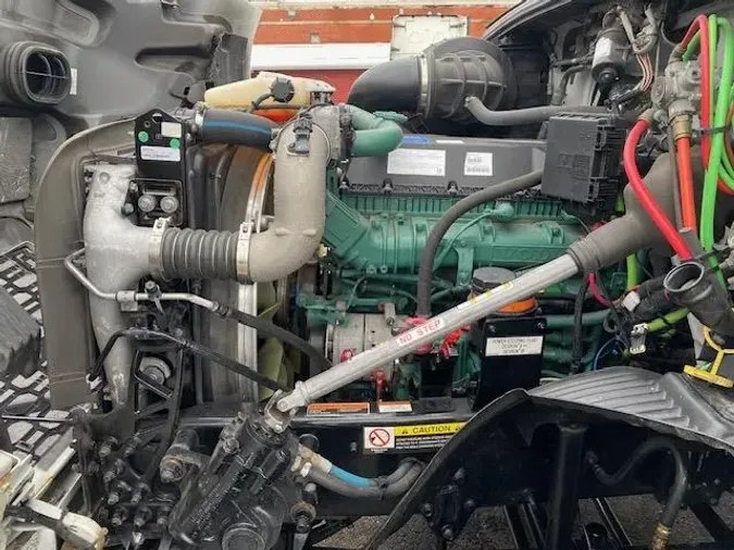 2023 Volvo VNR64T400