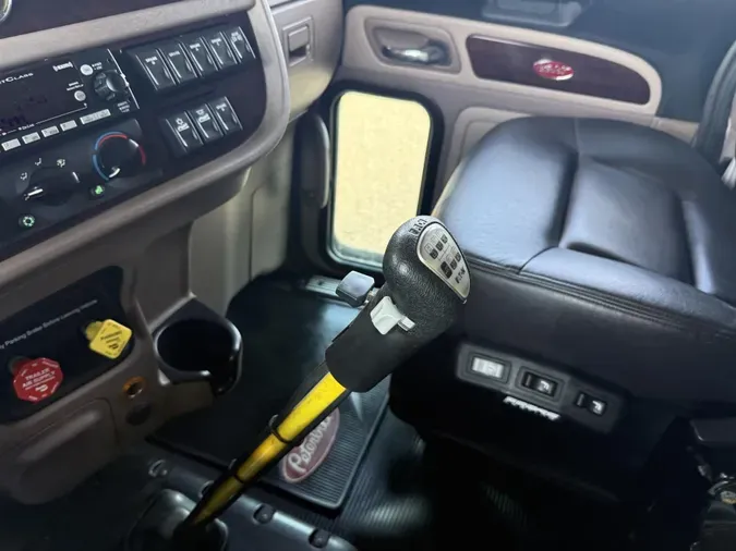 2023 Peterbilt 389