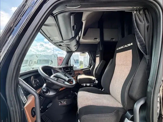 2022 Freightliner Cascadia 126