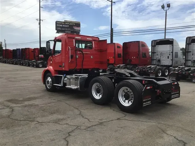 2023 VOLVO VNR300