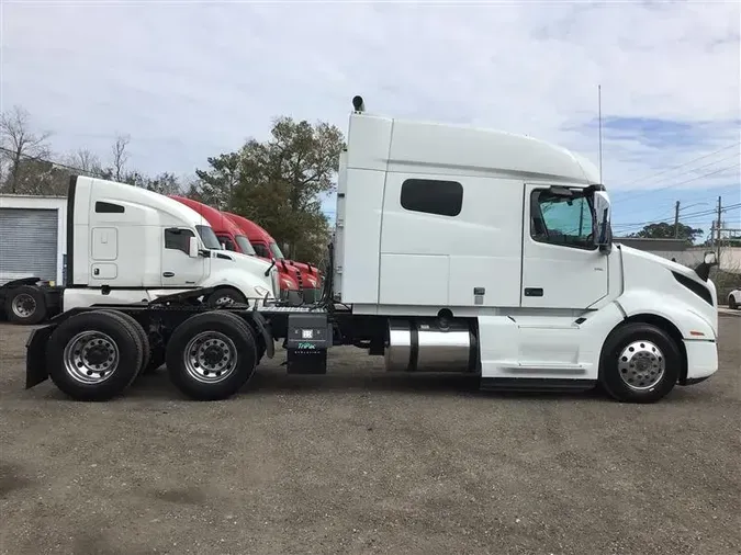 2021 VOLVO VNL740