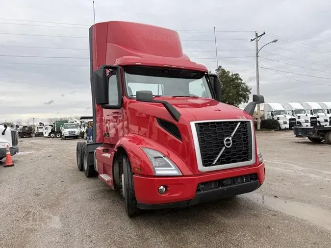 2022 VOLVO VNR64T300