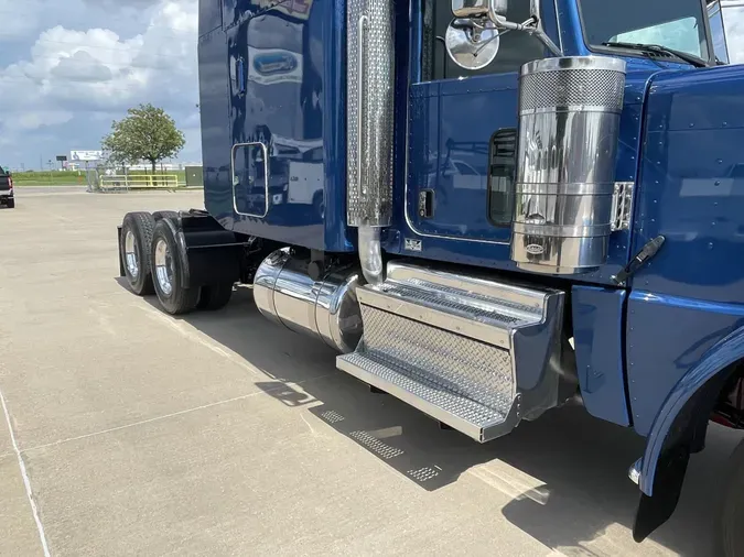 2023 Peterbilt 389
