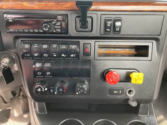 2019 NAVISTAR INTERNATIONAL LT625 DAYCAB T/A