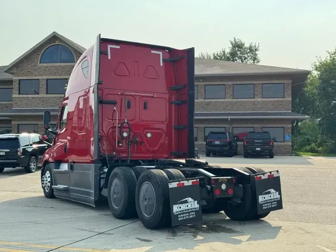 2021 FREIGHTLINER Cascadia 126