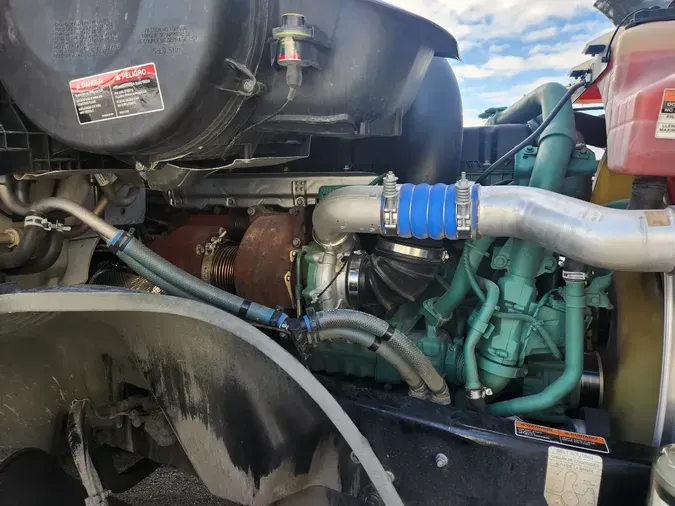 2025 VOLVO VNL64T7607249a454f833ec14ed1817d4a164f7ae