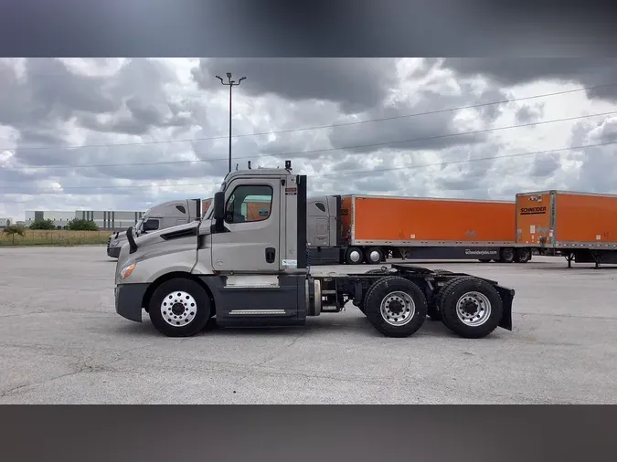 2020 Freightliner Cascadia 126