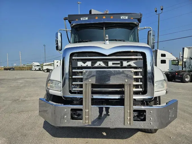 2016 MACK GU803
