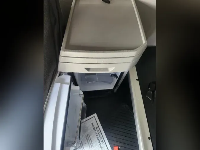 2025 VOLVO VNL64T860