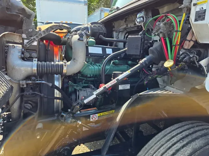 2020 VOLVO VNR64T-640