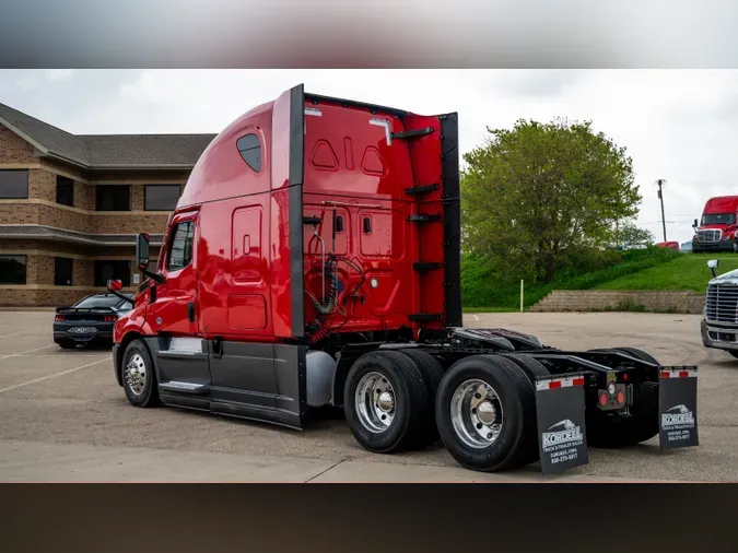 2020 FREIGHTLINER Cascadia 126