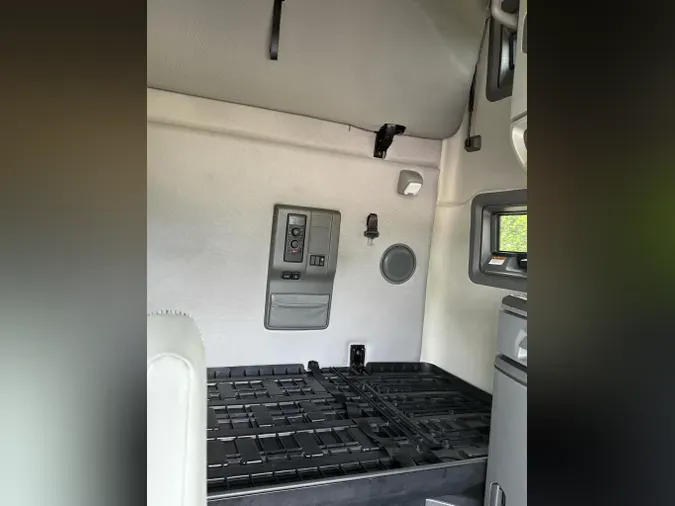2021 VOLVO VNL64T760