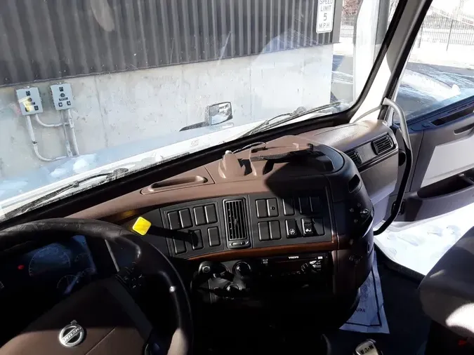 2017 VOLVO VNL42T 300