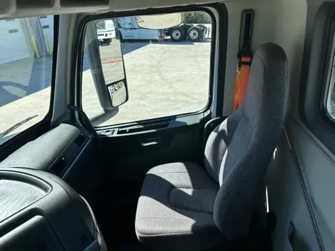 2019 VOLVO VNR64T300