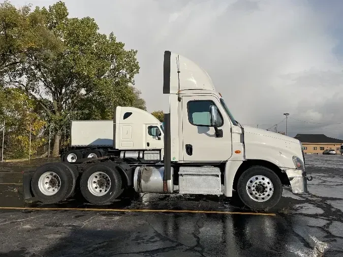 2017 Freightliner X12564ST