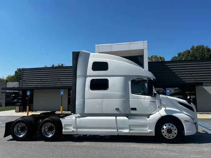 2022 Volvo VNL64T860