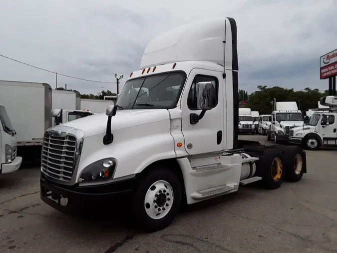 2017 FREIGHTLINER/MERCEDES CASCADIA 12572c3ff1005e833b668e244226f3b032e