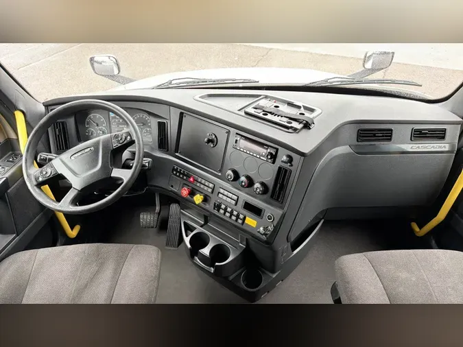 2025 Freightliner Cascadia 126