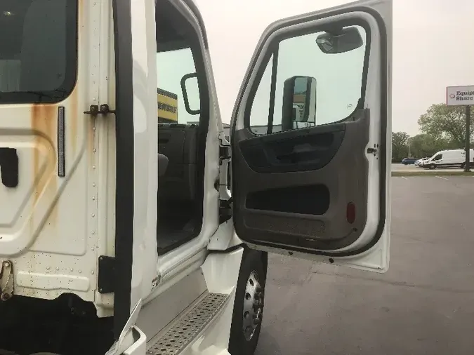 2018 Freightliner X12564ST