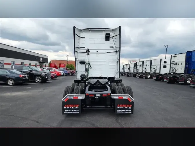 2022 VOLVO VNL760