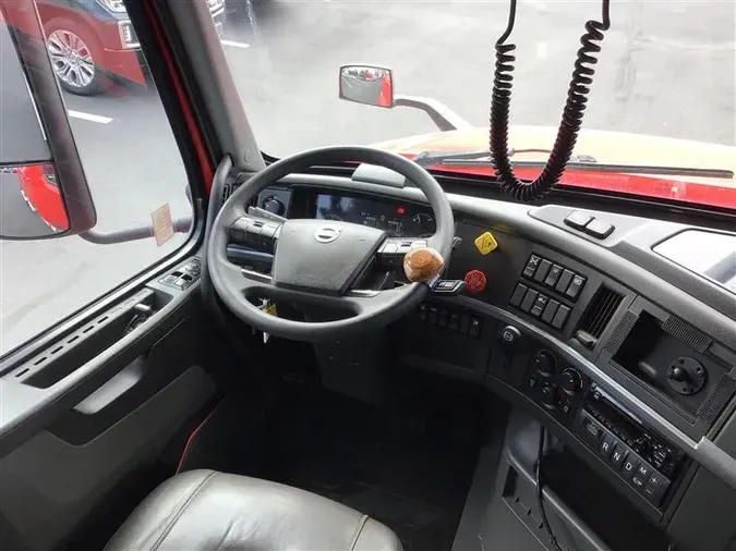 2019 VOLVO VNL740