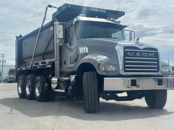 2017 MACK GU713