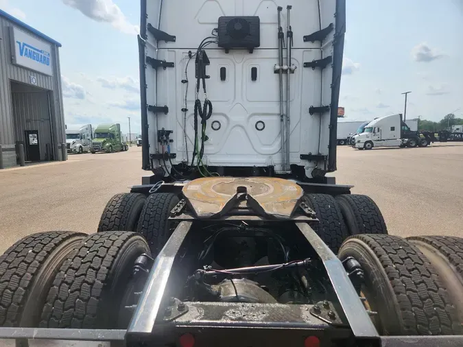 2021 FREIGHTLINER Cascadia 126